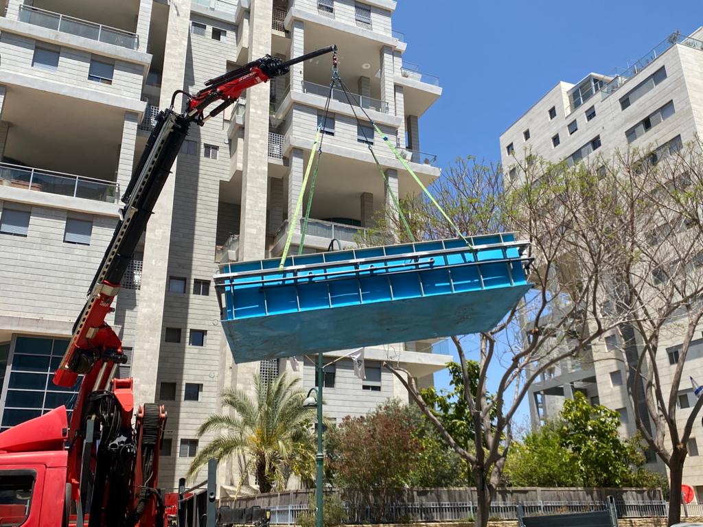 הרמת בריכה מתועשת במנוף עד הבית